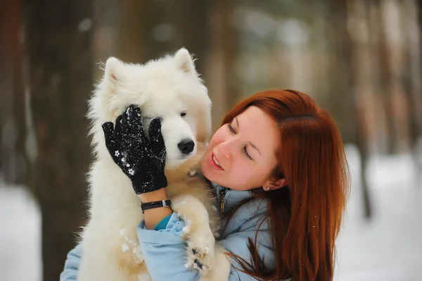 Flicka med en valp samojed — Stockfoto