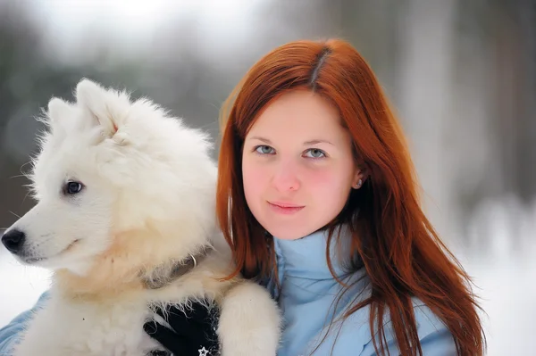 Jovem Ruiva Mulher Inverno Com Seu Filhote Cachorro Samoyed — Fotografia de Stock