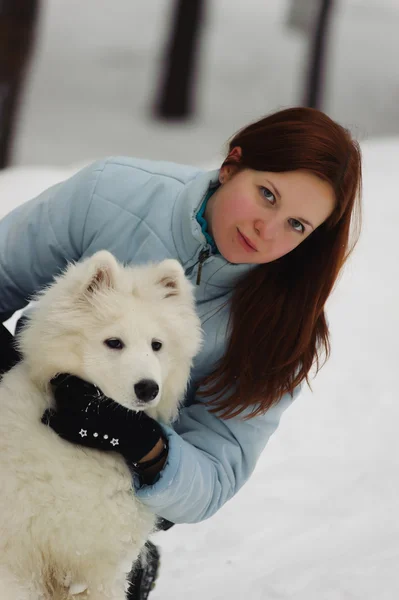 Roodharige Meisje Winter Met Zijn Puppy Samojeed — Stockfoto