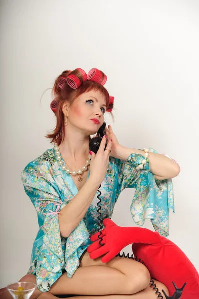 Dziewczyna Pin Się Poza Idealna Moda Rozmawia Przez Telefon — Zdjęcie stockowe
