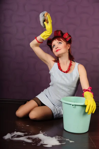 Girl Washing Floors Pin — Stock Photo, Image