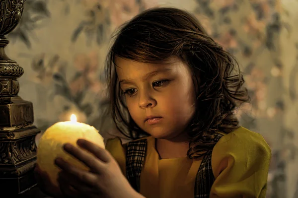 Ritratto a lume di candela di bella bambina — Foto Stock