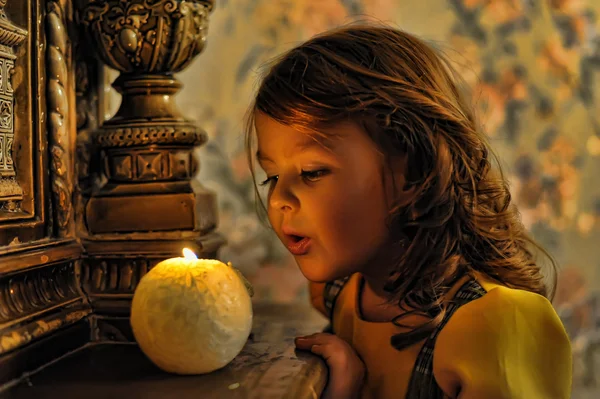 Porträt eines schönen kleinen Mädchens bei Kerzenschein — Stockfoto