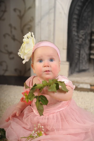 ヶ月の赤ちゃんの花を持つ少女 — ストック写真
