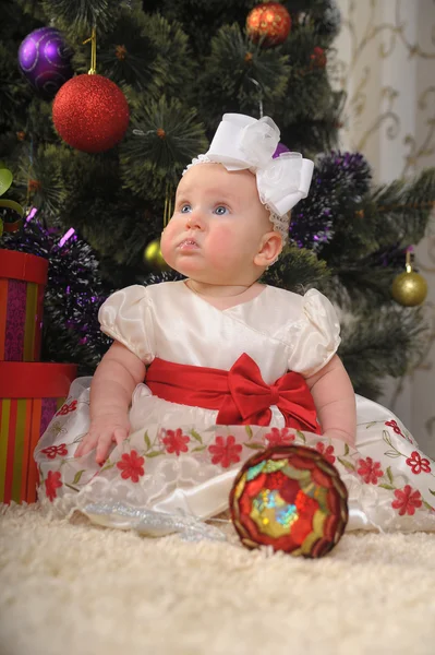 Entzückende Monate Baby Mädchen Und Weihnachtsbaum — Stockfoto
