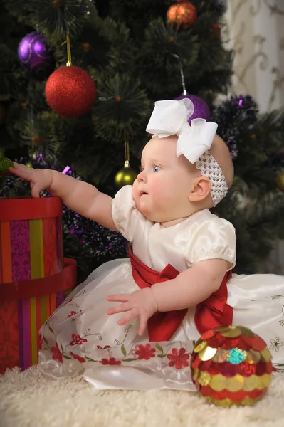 愛らしい ヶ月の赤ちゃん女の子とクリスマス ツリー — ストック写真