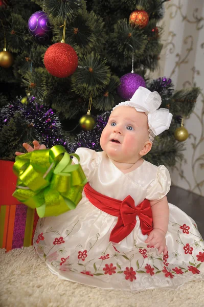 女婴和圣诞树 — 图库照片