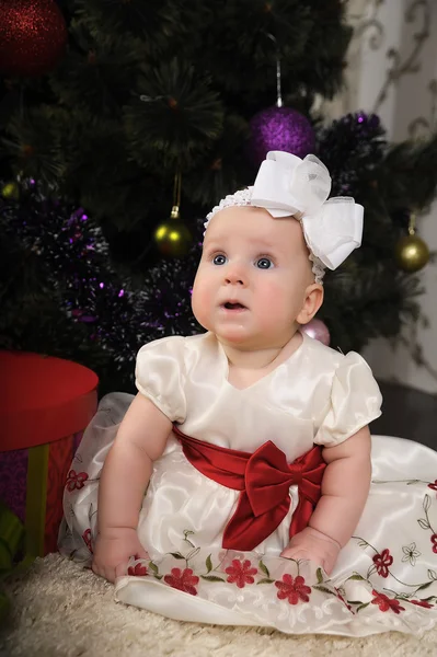 Bedårande Månader Baby Flicka Och Julgran — Stockfoto