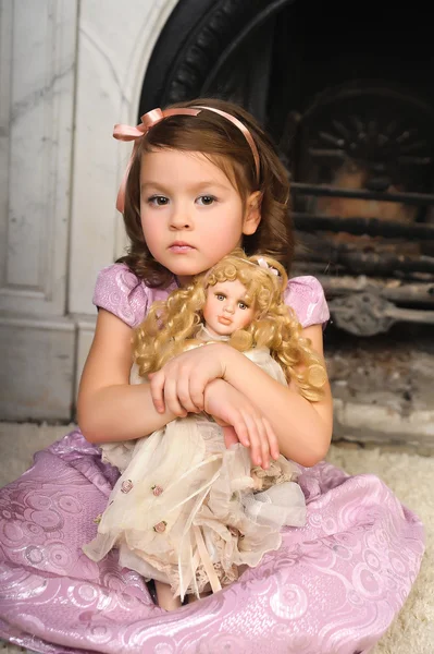 Menina com uma boneca nas mãos . — Fotografia de Stock