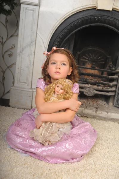 Gadis Kecil Dengan Boneka Tangan Foto Dalam Gaya Retro — Stok Foto