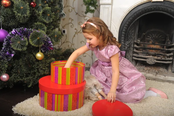 Roztomilá Dívka Vánočními Dárky Vánoční Stromeček — Stock fotografie