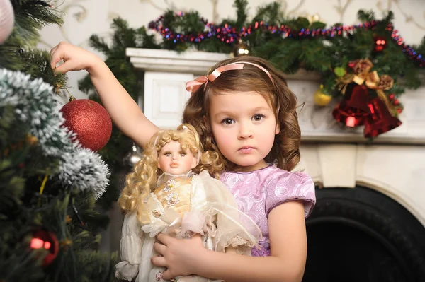 Dziewczynka z lalką w ręce — Zdjęcie stockowe