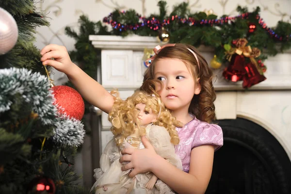 Kleines Mädchen Mit Einer Puppe Den Händen Fotos Retro Stil — Stockfoto