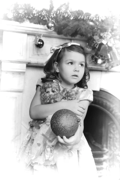 Дівчинка з лялькою в руках — стокове фото