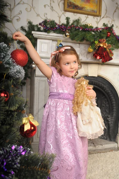 Маленькая девочка с куклой в руках — стоковое фото