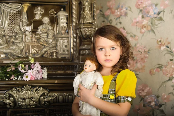 人形を手にした少女 レトロなスタイルの写真 — ストック写真