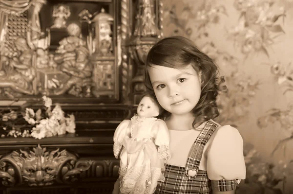 Dziewczynka z lalką w ręce. — Zdjęcie stockowe