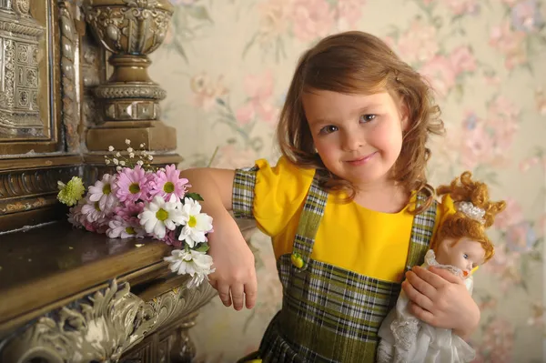 Mała Dziewczynka Lalką Rękach Zdjęcia Stylu Retro — Zdjęcie stockowe