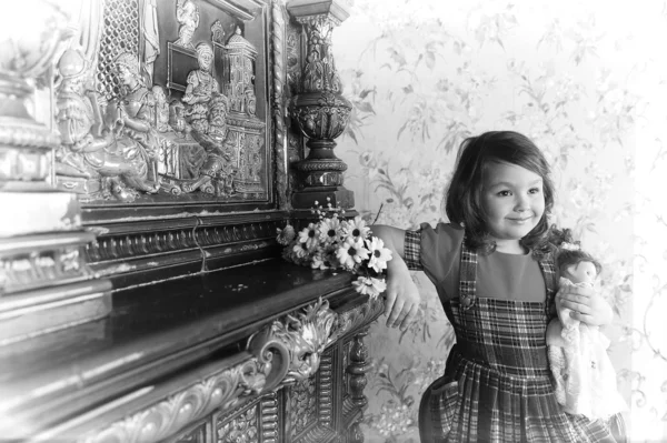 Маленькая девочка с куклой в руках . — стоковое фото
