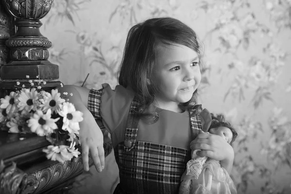 Gadis kecil dengan boneka di tangan . — Stok Foto