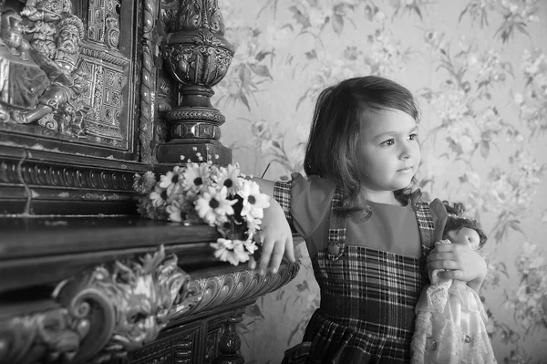 Bambina Con Una Bambola Mano Foto Stile Retrò — Foto Stock