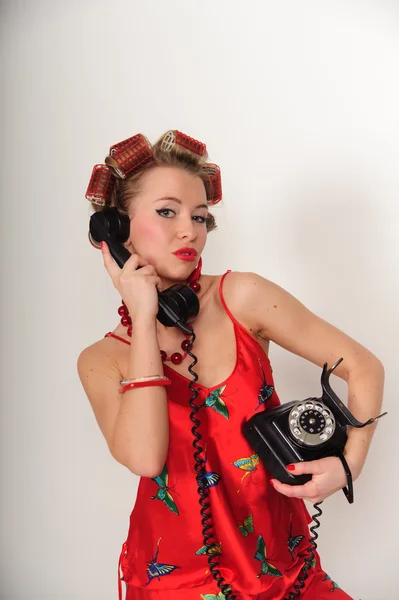 ポーズ ファッションが携帯電話で話しているをピンの女の子 — ストック写真