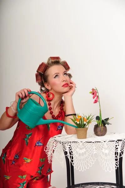 Sexy Pin Up Girl watering the flowers — Stock Photo, Image