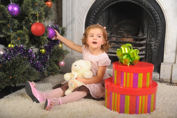 关于圣诞节树的女孩 — 图库照片