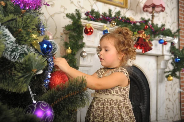 Menina Sobre Árvore Natal — Fotografia de Stock