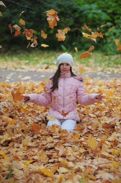 Girl and leaves at autumn — Stock Photo, Image