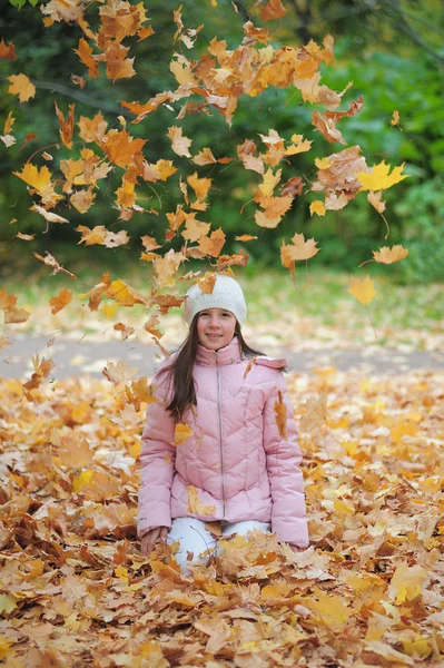 Menina e folhas no outono — Fotografia de Stock