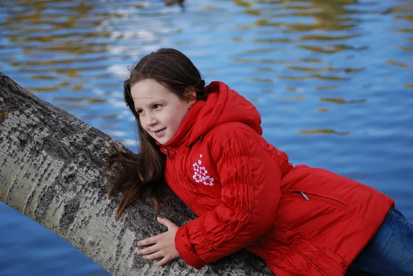 Flickan Liggande Ett Träd Vatten — Stockfoto