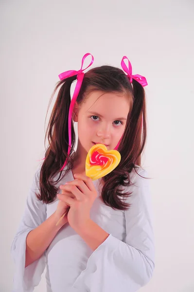 Glad Ung Flicka Håller Lollipop Vit Bakgrund — Stockfoto