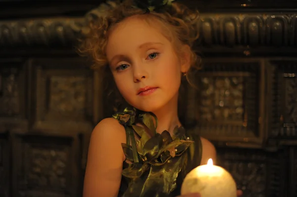 Porträt eines schönen kleinen Mädchens bei Kerzenschein — Stockfoto