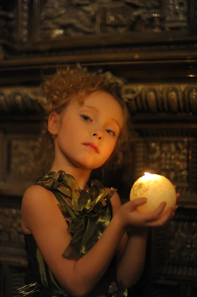 Cahaya lilin potret gadis kecil yang cantik — Stok Foto