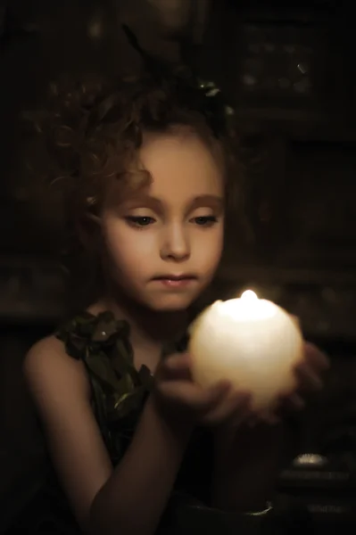 ろうそくの光の輝きによって若いの美しい少女の肖像画 — ストック写真