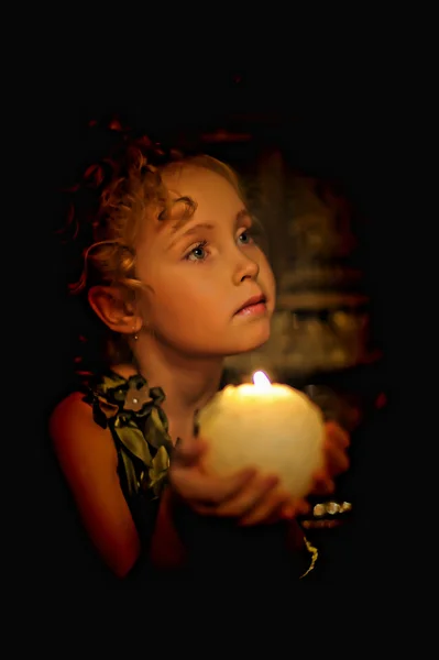 Svíčkách portrét krásná holčička — Stock fotografie