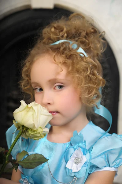 白いバラを保持しているブロンドの巻き毛を持つ美しい少女 — ストック写真