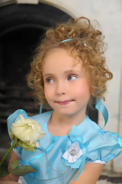 Красива Маленька Дівчинка Світлим Кучерявим Волоссям Тримає Білу Троянду — стокове фото