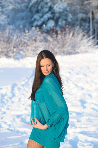 Flicka Dansa Bakgrunden Ett Vinterlandskap — Stockfoto