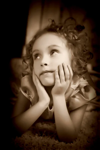 Красивая Маленькая Девочка Кудрявыми Светлыми Волосами Держащая Белую Розу — стоковое фото