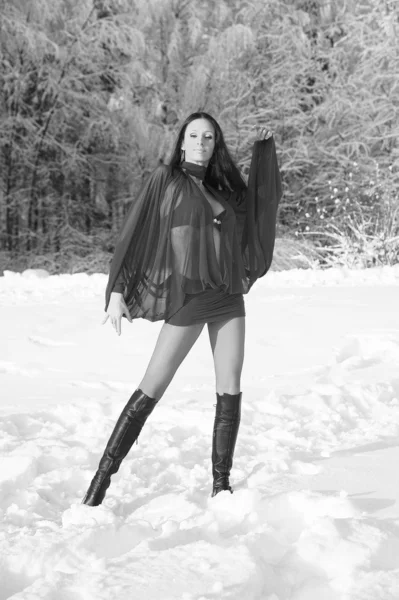Dziewczyna Taniec Tle Pejzażu Zimowym — Zdjęcie stockowe