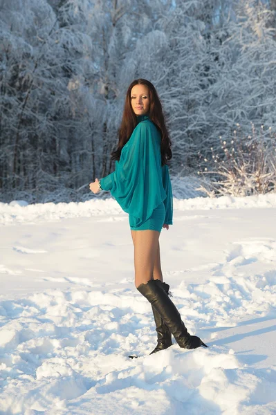 Mädchen Tanzt Auf Dem Hintergrund Einer Winterlandschaft — Stockfoto