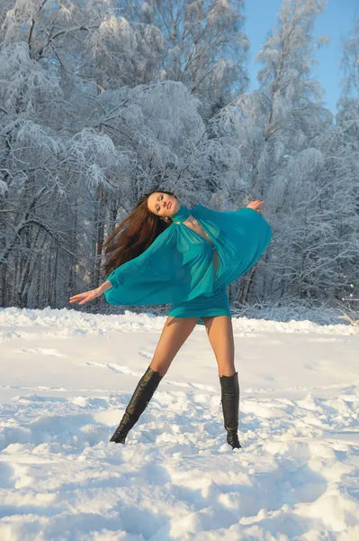 Mädchen Tanzt Auf Dem Hintergrund Einer Winterlandschaft — Stockfoto