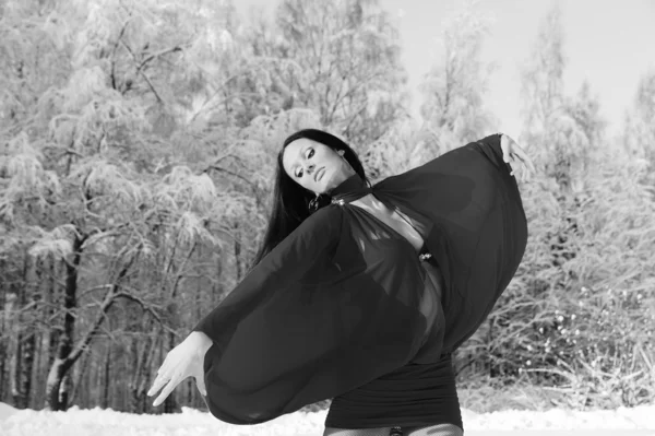 在一个冬天风景的背景上跳舞的女孩 — 图库照片