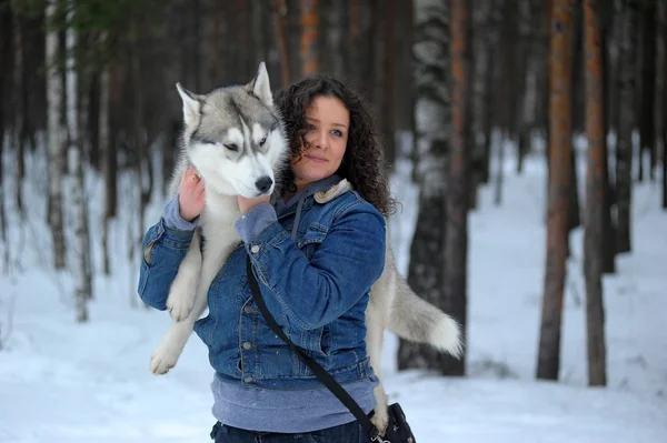 Κορίτσι Την Σιβηρία Σκύλος Χάσκεϋ — Φωτογραφία Αρχείου