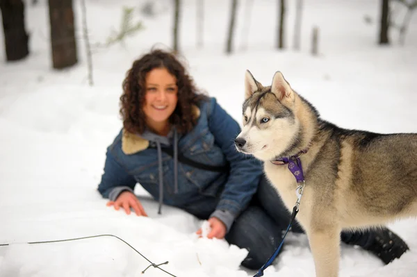 Menina Com Seu Husky Siberiano — Fotografia de Stock