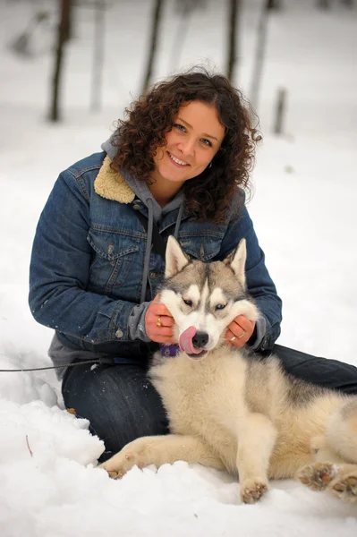 Flicka Med Hennes Siberian Husky — Stockfoto