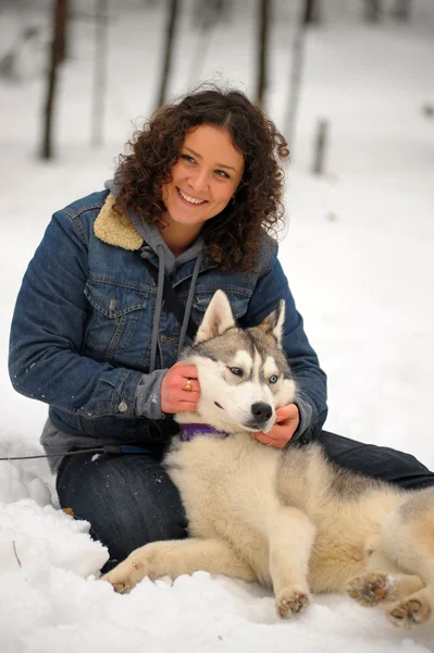 Chica Con Husky Siberiano — Foto de Stock