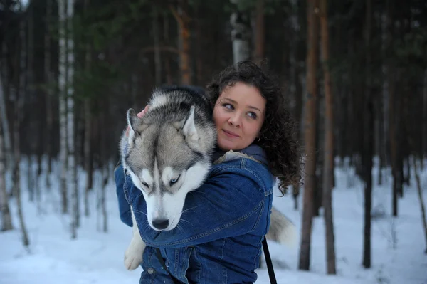 Dívka Její Sibiřský Husky — Stock fotografie